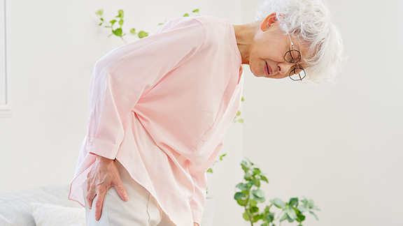 座っても立ってもつらい坐骨神経痛。その痛み、我慢しないでください