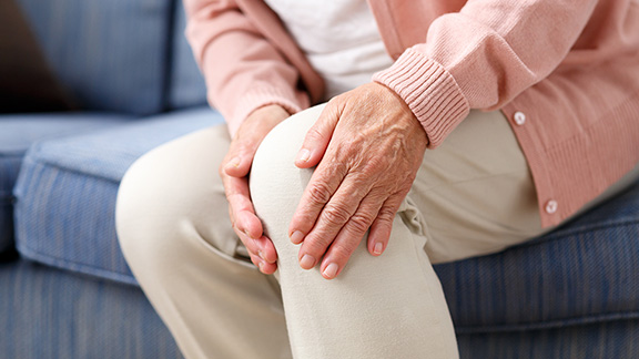 膝の痛みの原因は、「膝関節の問題」だけではありません。