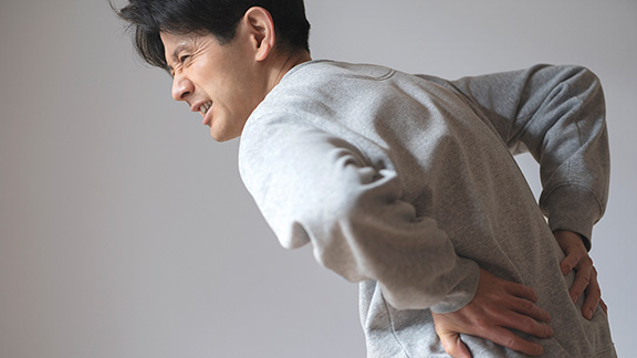 しびれや痛みを「年齢のせい」とあきらめないでください。